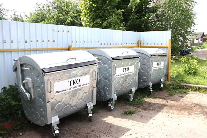 ж3 Во дворах многоэтажек устанавливают мусорные контейнеры