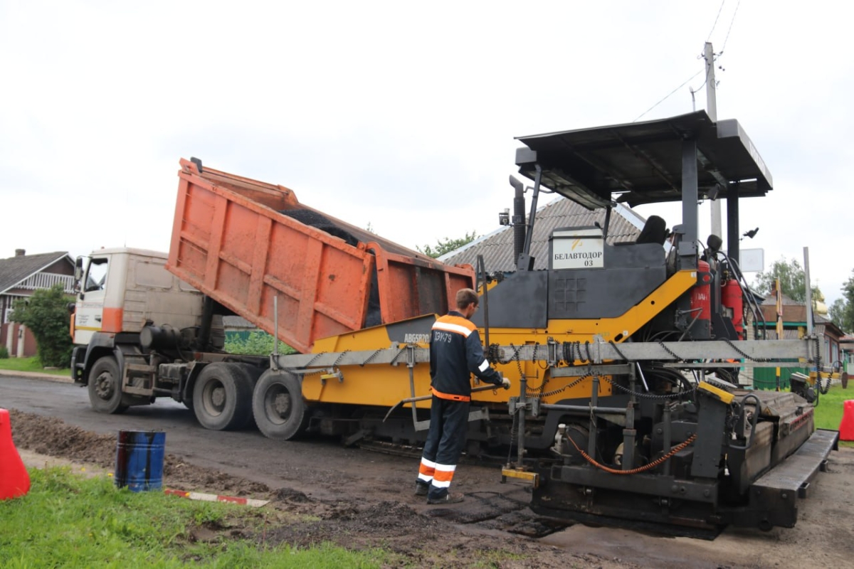 Рассказываем, на каких улицах укладывают новый асфальт