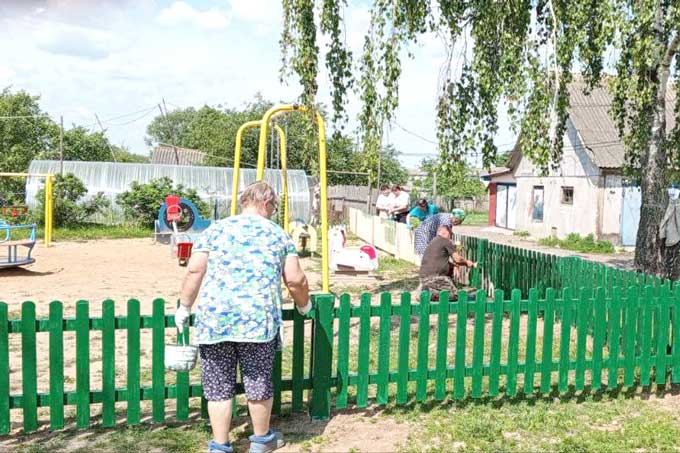 В Копачах продолжают благоустраивать детскую площадку