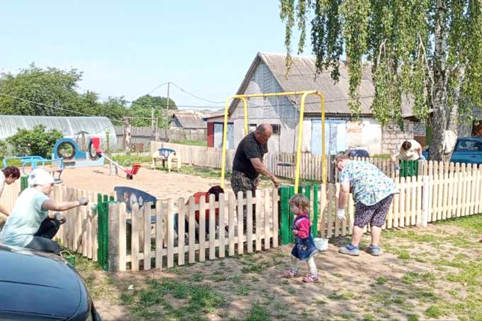 В Копачах продолжают благоустраивать детскую площадку