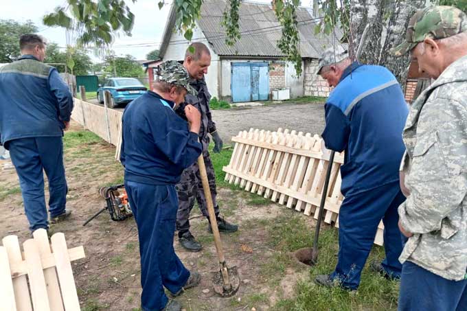 В Копачах продолжают благоустраивать детскую площадку