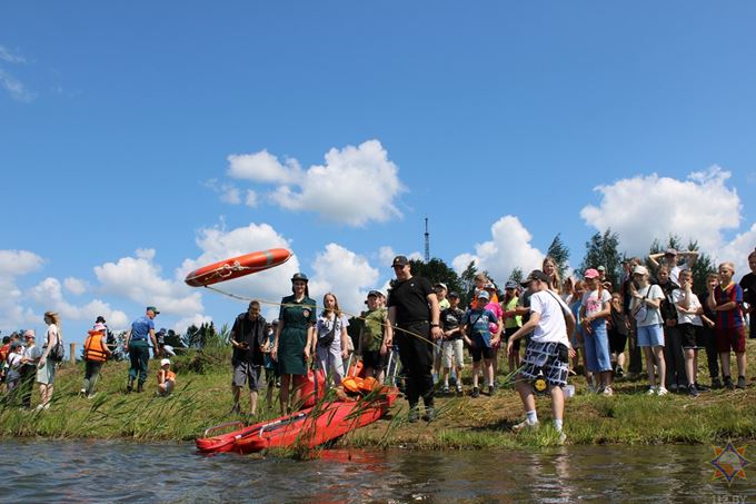Спасатели провели практическое занятие для детей у водоёма.