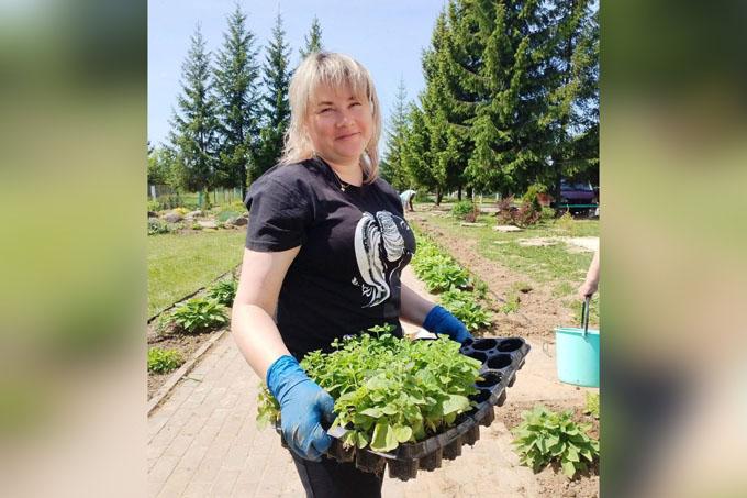 Посмотрите, как работники соцслужбы занимаются благоустройством в аг. Андраны