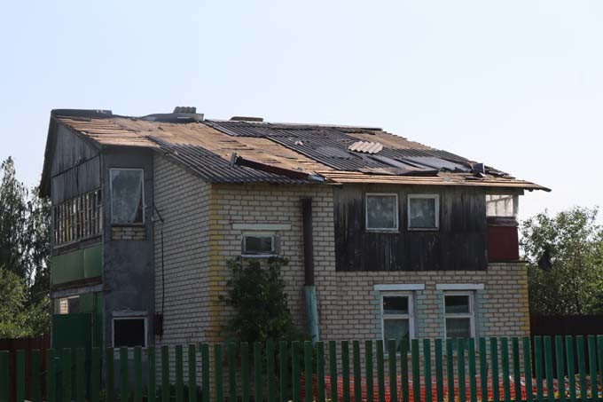 В Мстиславском районе сильный ветер валил деревья и срывал крыши