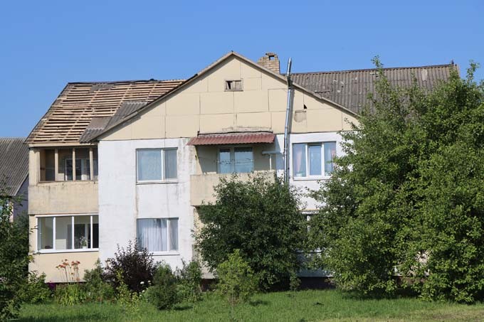 В Мстиславском районе сильный ветер валил деревья и срывал крыши