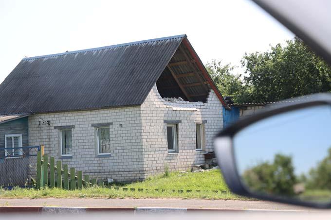 В Мстиславском районе сильный ветер валил деревья и срывал крыши