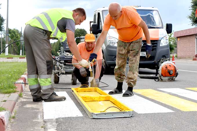 Какие дорожные работы ведут в районе. Ремонт и нанесение разметки.