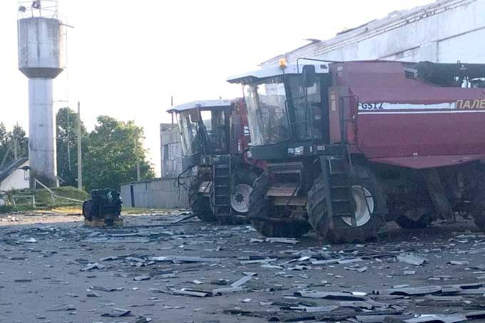 В Мстиславском районе сильный ветер валил деревья и срывал крыши