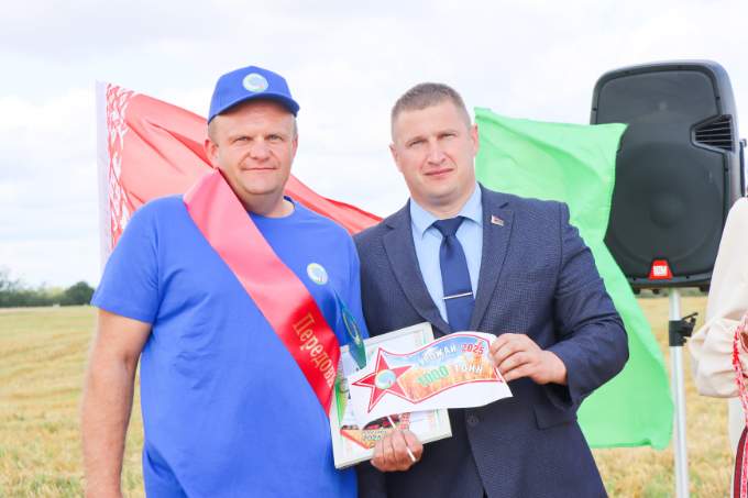 Комбайнеры в Мстиславском районе открывают счёт хлебным тысячам