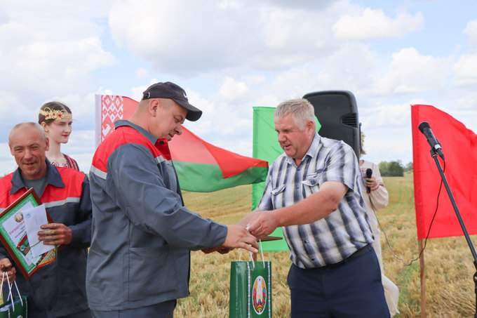 Комбайнеры в Мстиславском районе открывают счёт хлебным тысячам