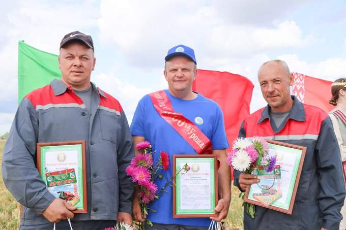 Комбайнеры в Мстиславском районе открывают счёт хлебным тысячам