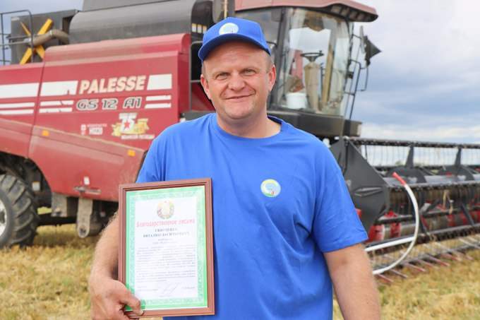 0_IMG_20250811_180209_352 Комбайнеры в Мстиславском районе открывают счёт хлебным тысячам.