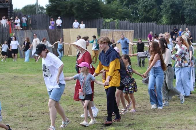 Рыцарский фест в разгаре: горячие шоты, фольк-диско и турниры