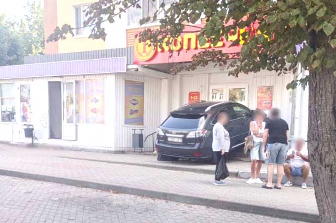 Ужасная авария: водитель «Lexus» при парковке насмерть сбил пешехода.