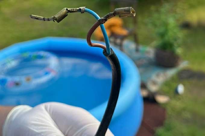 Женщина погибла, накачивая бассейн.