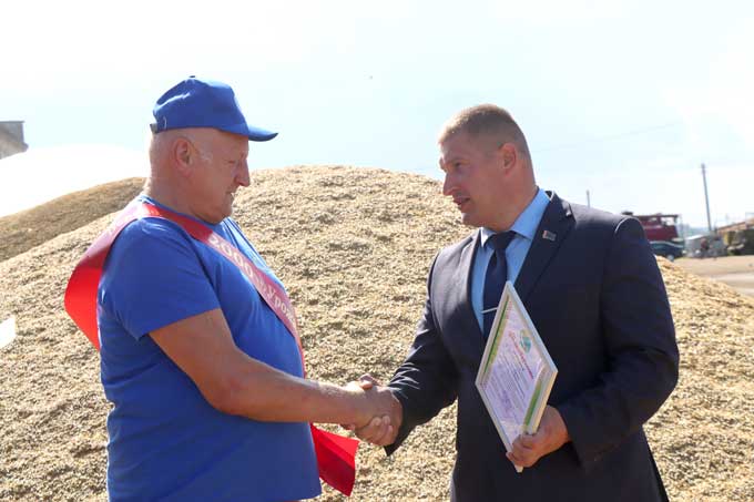 Рекорд на хлебной ниве: водитель «Мазоловского» преодолел 2000 тонн