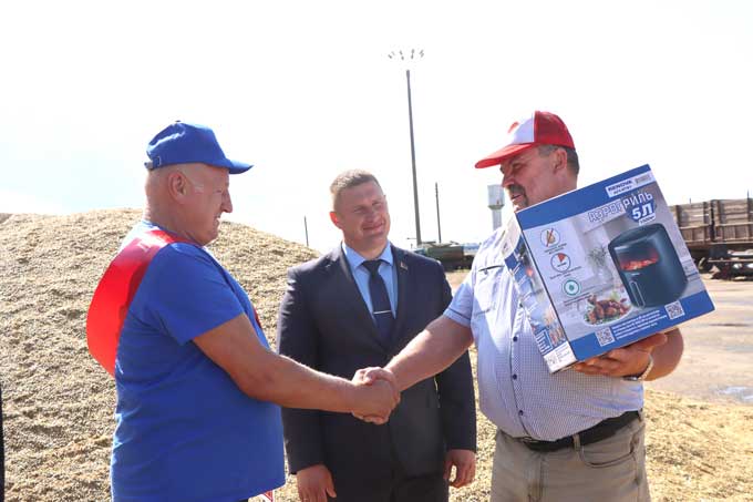 Рекорд на хлебной ниве: водитель «Мазоловского» преодолел 2000 тонн