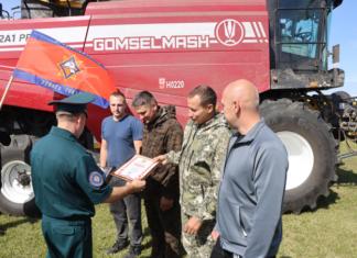 Сотрудников МЧС поздравили с намолотом в тысячу тонн