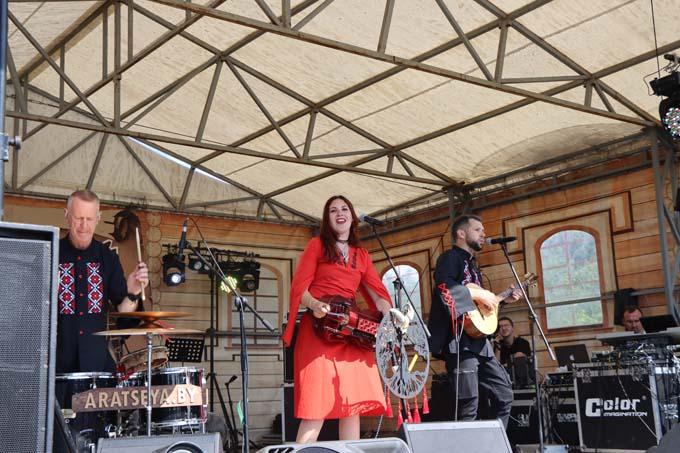 Рыцарский фест в разгаре: горячие шоты, фольк-диско и турниры