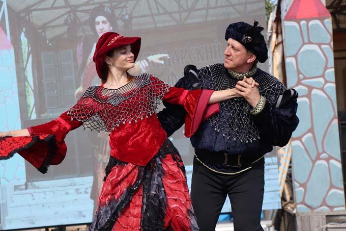 Рыцарский фест в разгаре: горячие шоты, фольк-диско и турниры