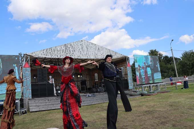 Рыцарский фест в разгаре: горячие шоты, фольк-диско и турниры