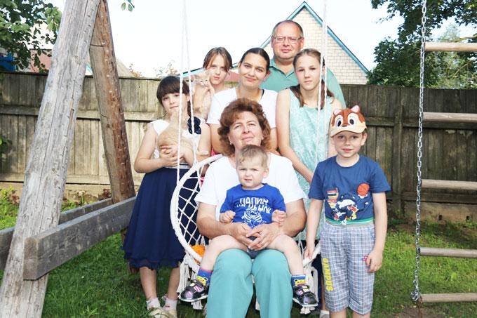 Как приёмная семья Яроковых воспитывает детей