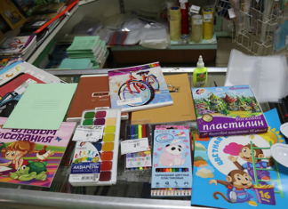 ИП завышали цены на школьные товары и продавали просрочку.