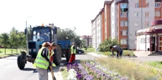 Коммунальщики продолжают наводить порядок на улицах.