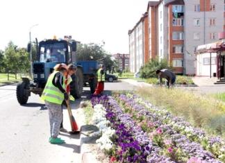 Коммунальщики продолжают наводить порядок на улицах.