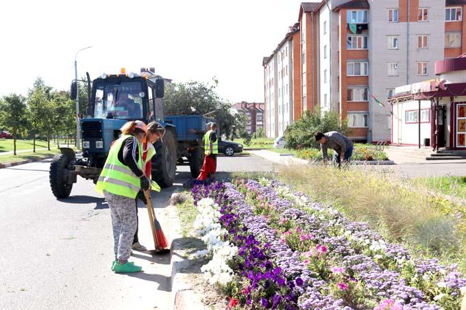 Коммунальщики продолжают наводить порядок на улицах.