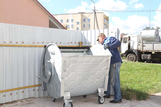 Коммунальщики обустраивают контейнерные площадки.