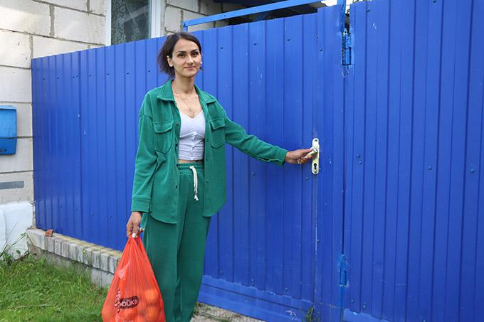 Как обслуживает пожилых людей соцработник Фарзона Забирова