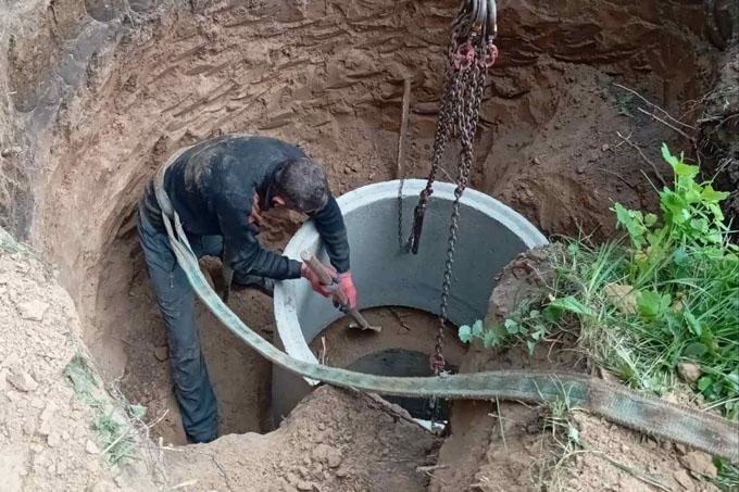 В районе продолжают вести ремонт колодцев