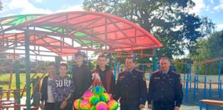 Милиционеры передали спортивный инвентарь для Мстиславской школы-интерната.