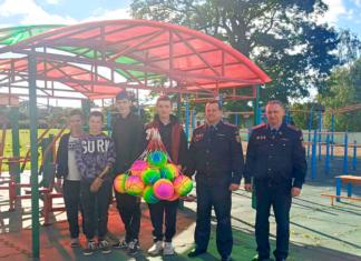 Милиционеры передали спортивный инвентарь для Мстиславской школы-интерната.