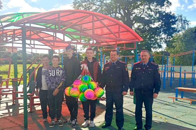 Милиционеры передали спортивный инвентарь для Мстиславской школы-интерната.