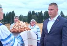 Каравай от губернатора принимал руководитель Мстиславского района.