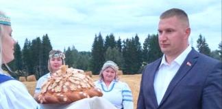 Каравай от губернатора принимал руководитель Мстиславского района.