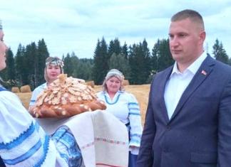 Каравай от губернатора принимал руководитель Мстиславского района.