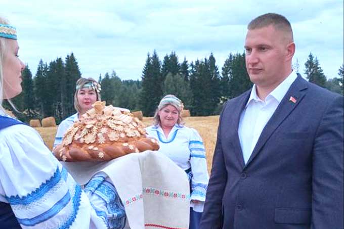 Каравай от губернатора принимал руководитель Мстиславского района.