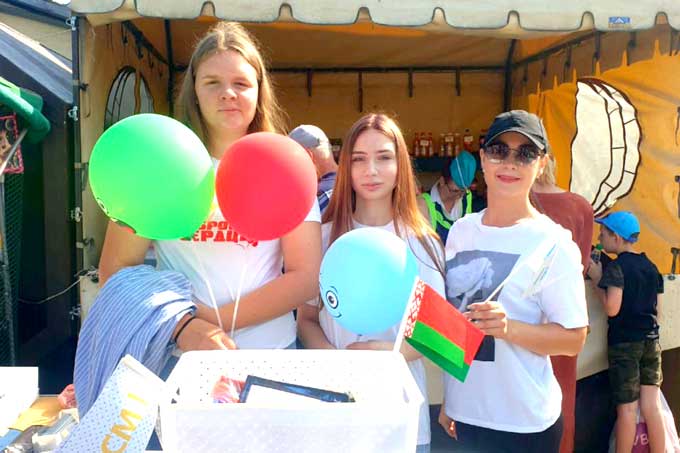 Волонтёры БРСМ собирают школьные вещи для учеников.