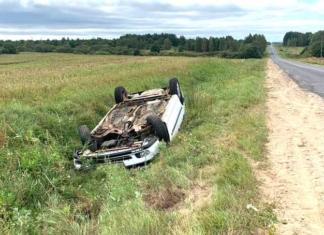 В Мстиславском районе опрокинулся автомобиль.