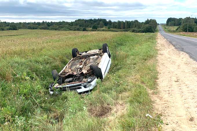 В Мстиславском районе опрокинулся автомобиль.