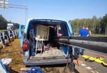 Микроавтобус Volkswagen врезался в дорожное ограждение.