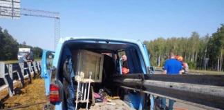 Микроавтобус Volkswagen врезался в дорожное ограждение.