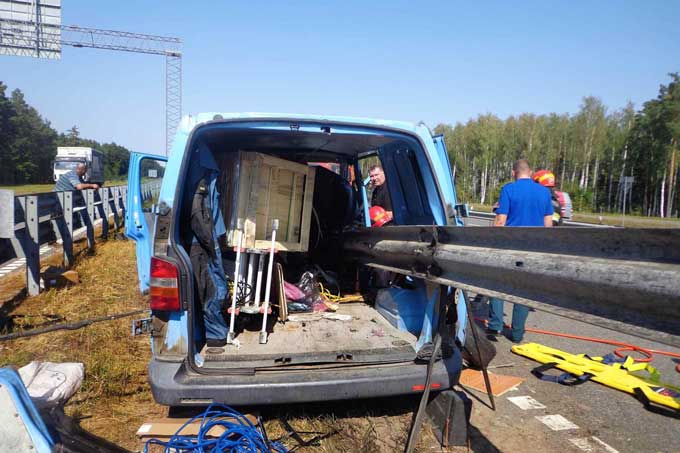 дтп1 Микроавтобус Volkswagen врезался в дорожное ограждение.