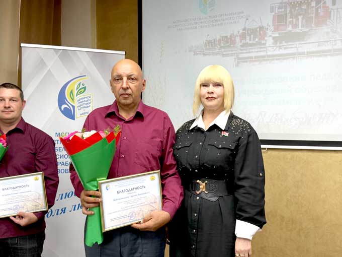 Работникам школ вручили награды за помощь в уборке урожая