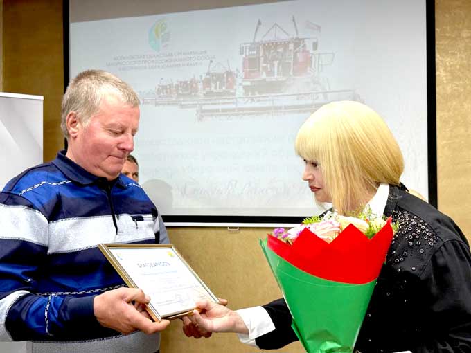 Работникам школ вручили награды за помощь в уборке урожая.