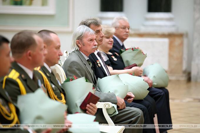 Президент накануне Дня народного единства вручил госнаграды