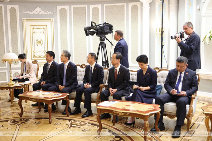 Рабочая неделя Президента: участие в Глобальном атомном форуме и пяти­ч­а­совые переговоры